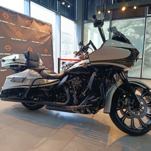 2011 Harley-Davidson® CVO™ Road Glide® Ultra thumb 3