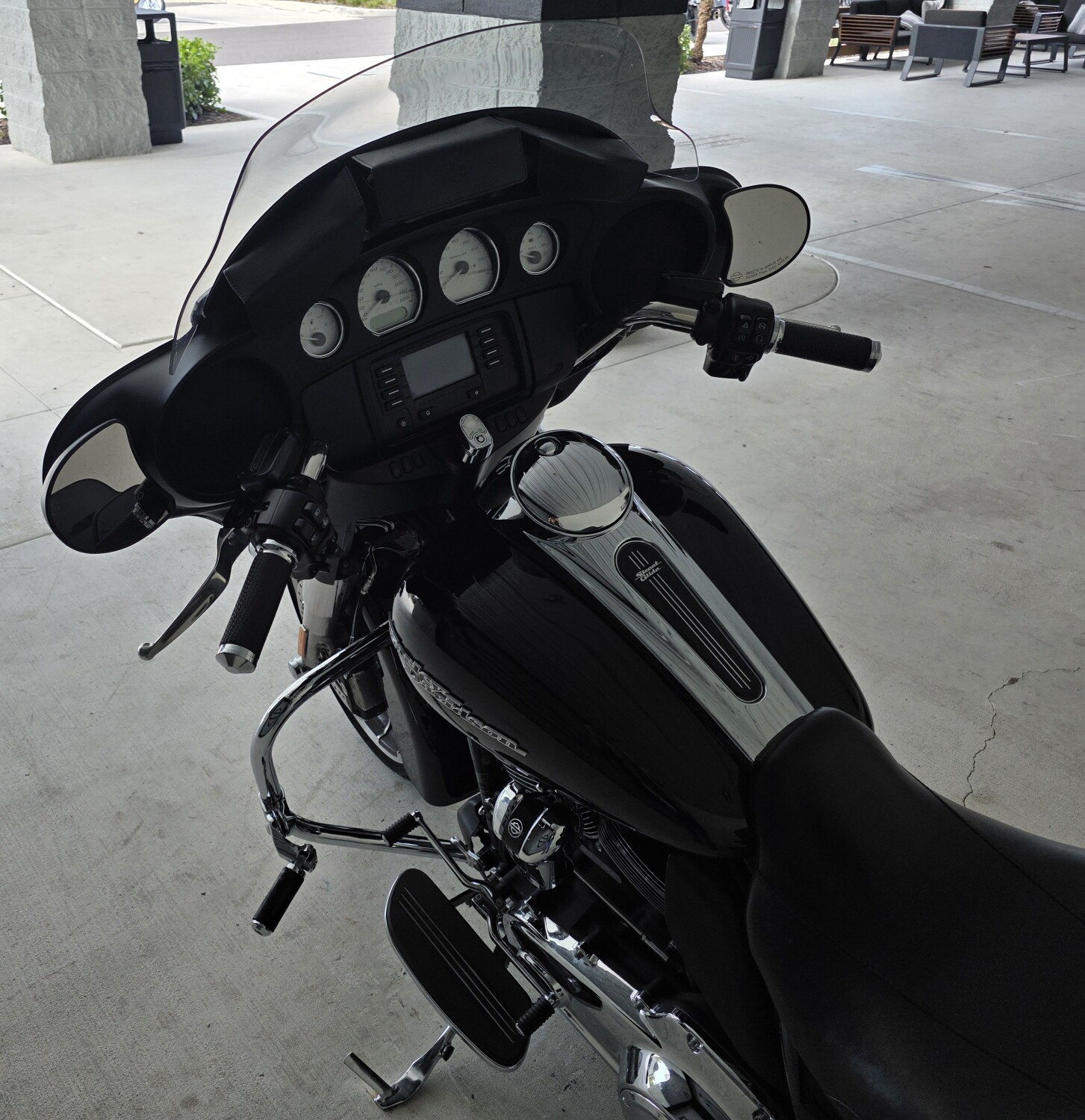 2020 Harley-Davidson® Street Glide® Vivid Black w/ Tour Pak!, photo 11