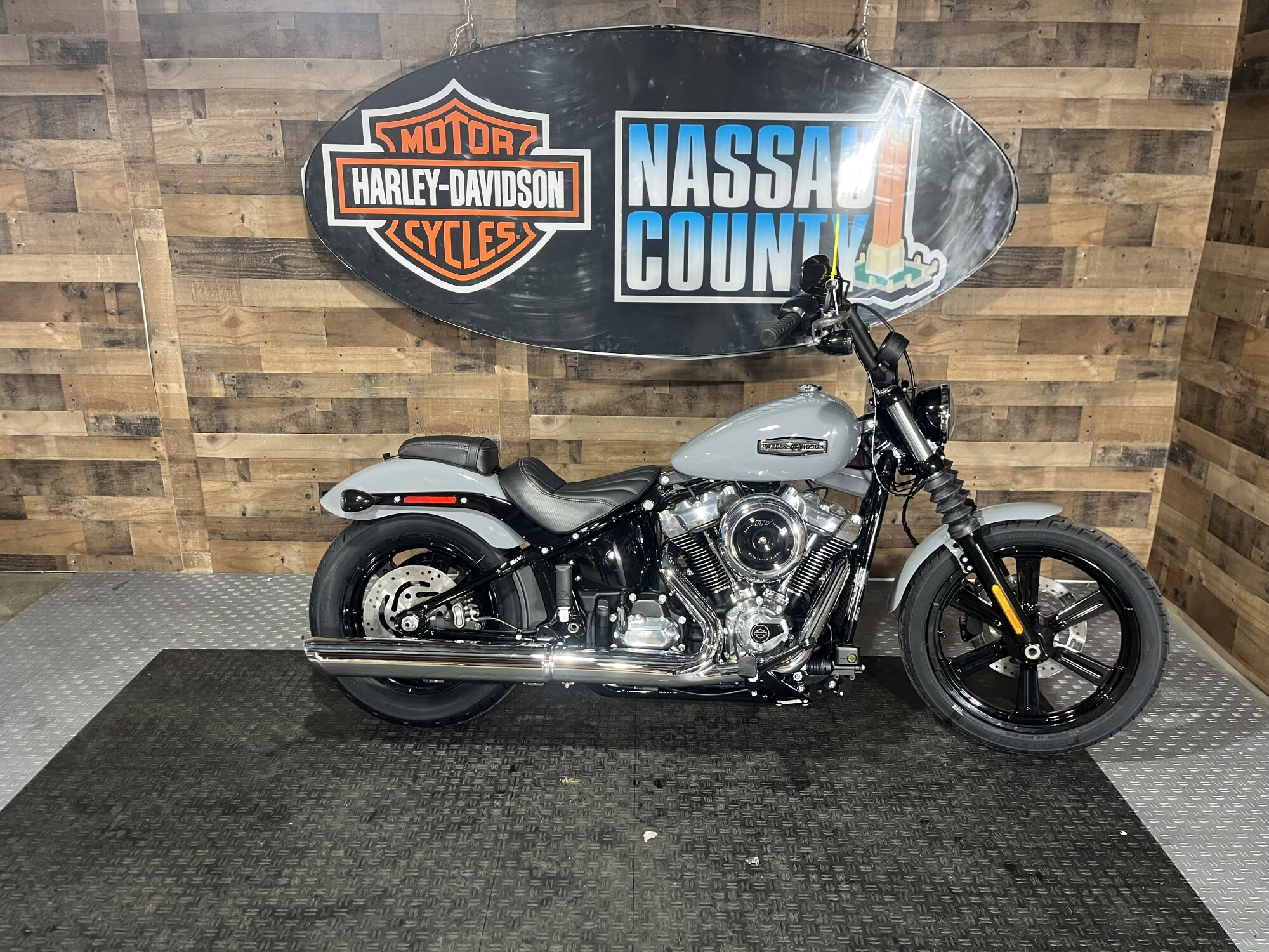 2026 Harley-Davidson® Street Bob® Dark Billiard Gray Chrome Cast Wheels