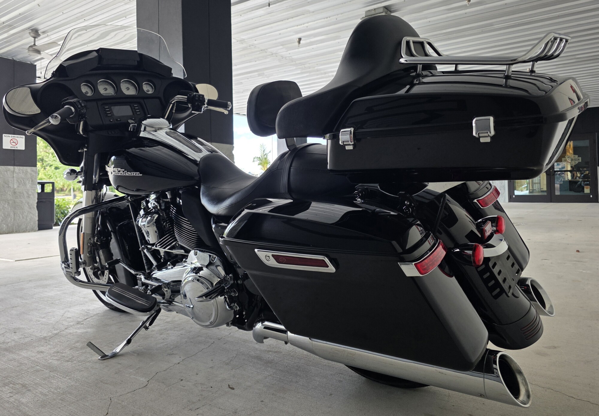 2020 Harley-Davidson® Street Glide® Vivid Black w/ Tour Pak!, photo 9