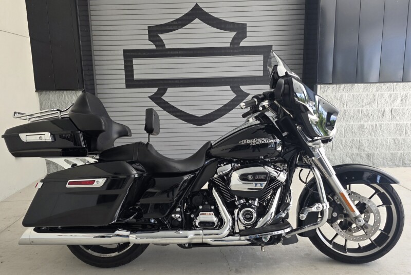 2020 Harley-Davidson® Street Glide® Vivid Black w/ Tour Pak!