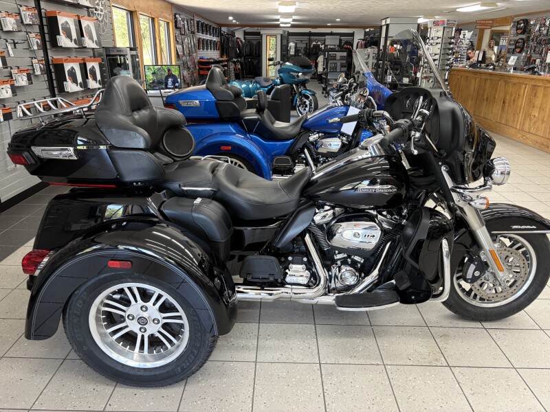 2021 Harley-Davidson® Tri Glide® Ultra Vivid Black