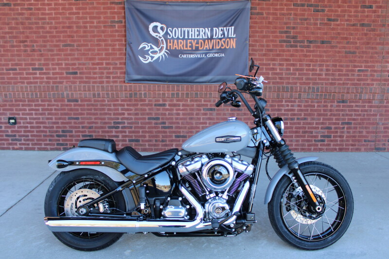 2026 Harley-Davidson® Street Bob® Dark Billiard Gray Chrome Laced Wheels