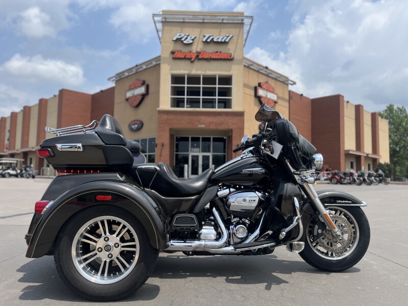 2020 Harley-Davidson® FLHTCUTG Tri Glide® Ultra RVR RCK GRY/BLK 858685