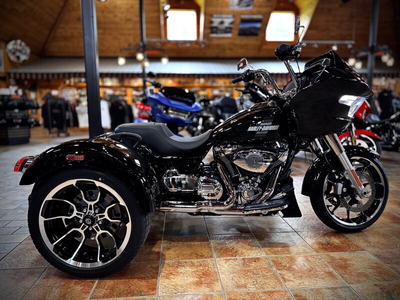 2026 Harley-Davidson® Road Glide 3 Vivid Black