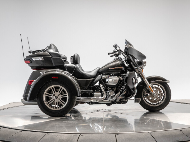 2019 Harley-Davidson FLHTCUTG Tri Glide Ultra in Silver Flux and Black Fuse with 4,667 miles