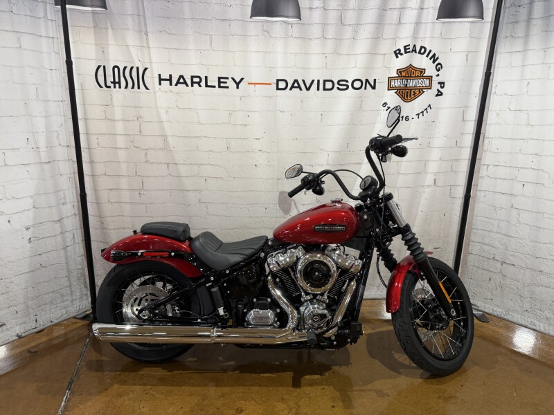 2026 Harley-Davidson® Street Bob® Brilliant Red Chrome Cast Wheels