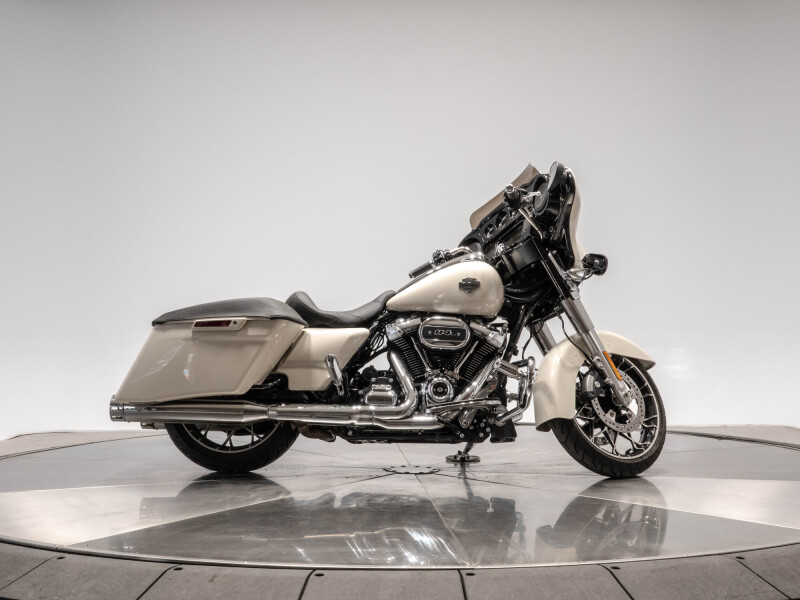 2022 Harley-Davidson FLHXS Street Glide Special in White Sand Pearl