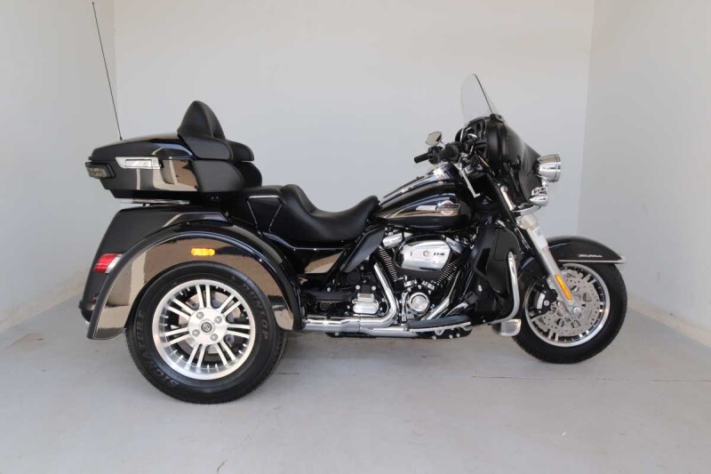 2024 Harley-Davidson® Tri Glide™ Ultra Vivid Black