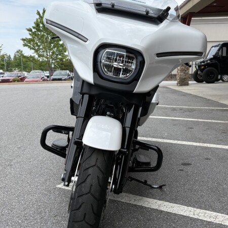 2024 Street Glide White Onyx Pearl Black Motor thumb 3