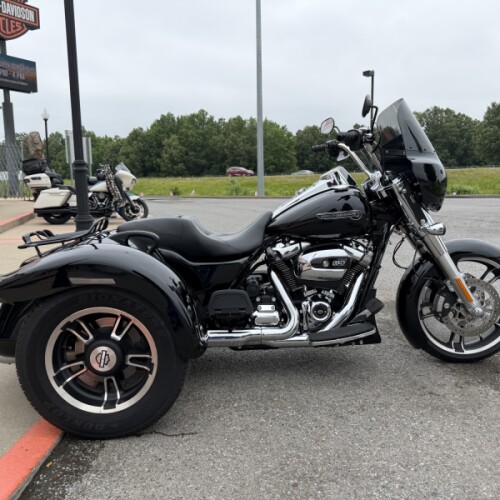 2021 Harley-Davidson® Freewheeler® Vivid Black thumb 2