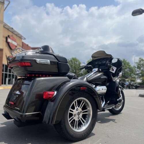 2020 Harley-Davidson® FLHTCUTG Tri Glide® Ultra RVR RCK GRY/BLK 858685 thumb 2