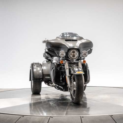 2019 Harley-Davidson FLHTCUTG Tri Glide Ultra in Silver Flux and Black Fuse with 4,667 miles thumb 0