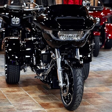 2026 Harley-Davidson® Road Glide 3 Vivid Black thumb 2