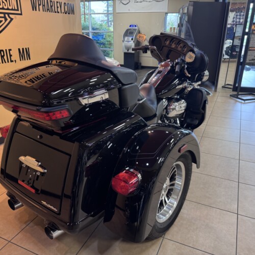 2024 Harley-Davidson® Tri Glide® Ultra Vivid Black thumb 0