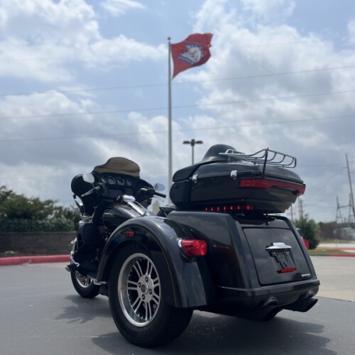 2020 Harley-Davidson® FLHTCUTG Tri Glide® Ultra RVR RCK GRY/BLK 858685 thumb 0