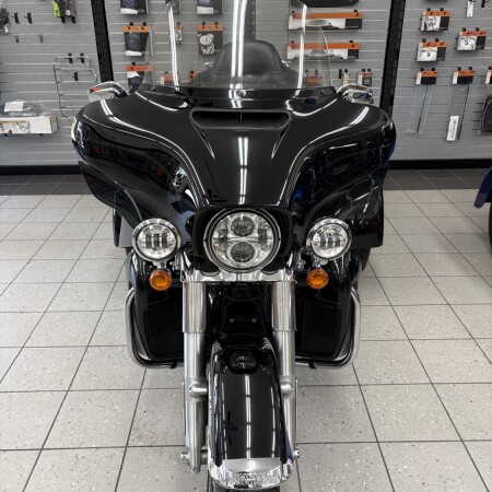 2021 Harley-Davidson® Tri Glide® Ultra Vivid Black thumb 3