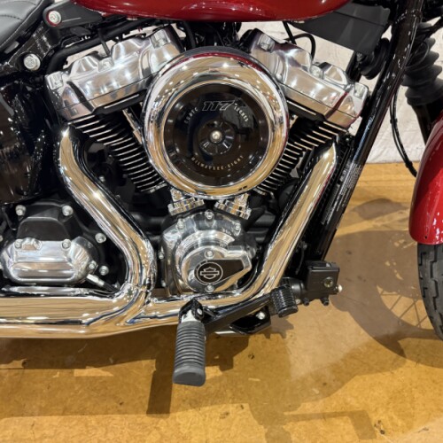 2026 Harley-Davidson® Street Bob® Brilliant Red Chrome Cast Wheels thumb 2