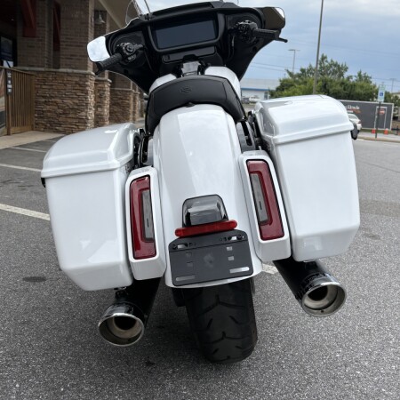 2024 Street Glide White Onyx Pearl Black Motor thumb 1