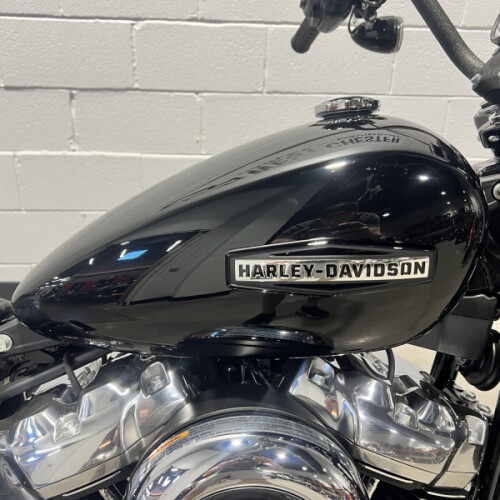 2026 Harley-Davidson® Street Bob® Vivid Black FXBB thumb 3