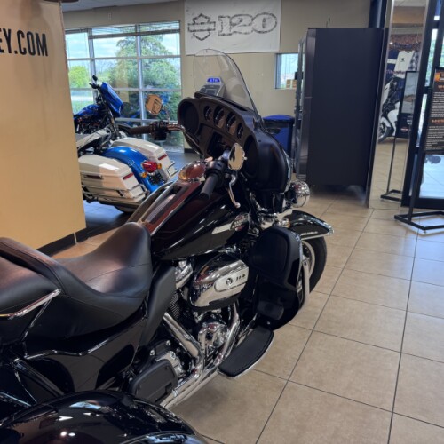 2024 Harley-Davidson® Tri Glide® Ultra Vivid Black thumb 1