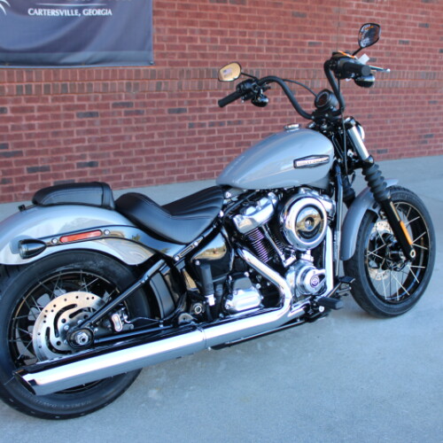 2026 Harley-Davidson® Street Bob® Dark Billiard Gray Chrome Laced Wheels thumb 2
