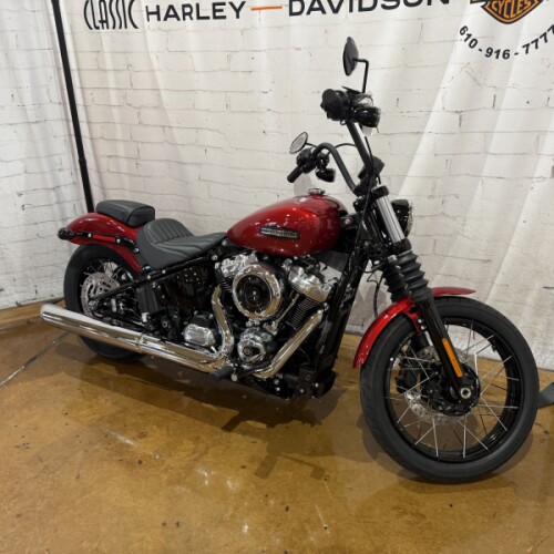 2026 Harley-Davidson® Street Bob® Brilliant Red Chrome Cast Wheels thumb 1