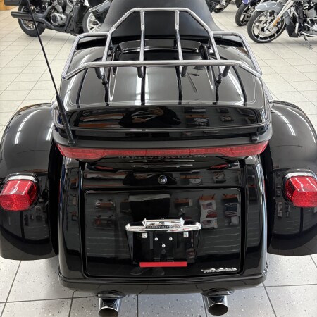 2021 Harley-Davidson® Tri Glide® Ultra Vivid Black thumb 2