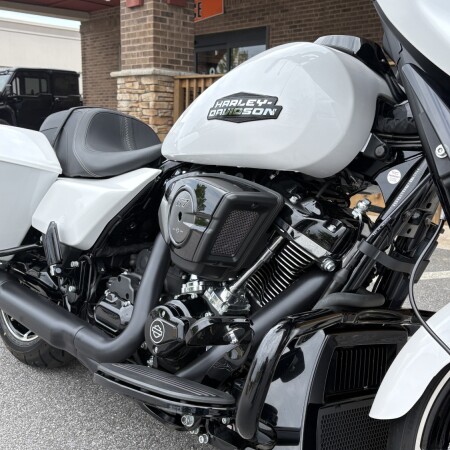 2024 Street Glide White Onyx Pearl Black Motor thumb 2