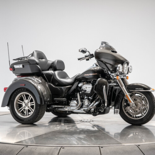 2019 Harley-Davidson FLHTCUTG Tri Glide Ultra in Silver Flux and Black Fuse with 4,667 miles thumb 2
