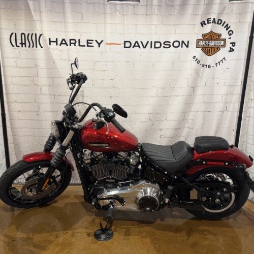 2026 Harley-Davidson® Street Bob® Brilliant Red Chrome Cast Wheels thumb 0