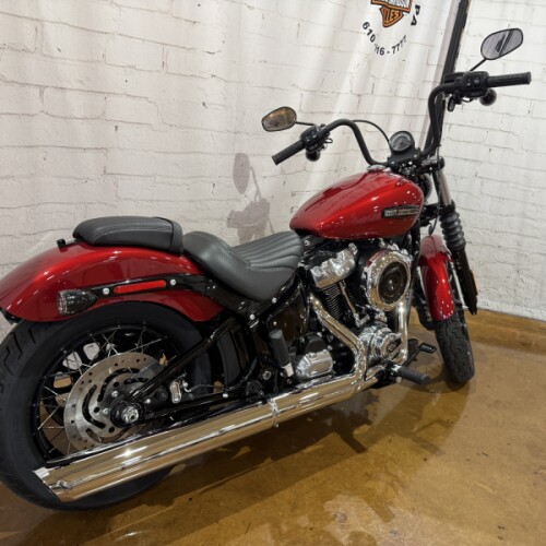 2026 Harley-Davidson® Street Bob® Brilliant Red Chrome Cast Wheels thumb 3