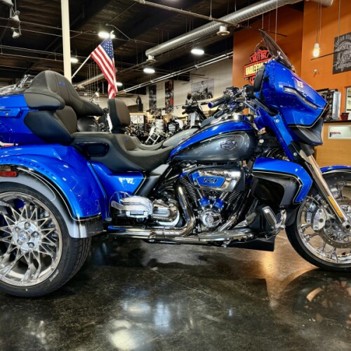 2026 Harley-Davidson® CVO Street Glide 3 Limited Electric Coast CVO Two-Tone thumb 3