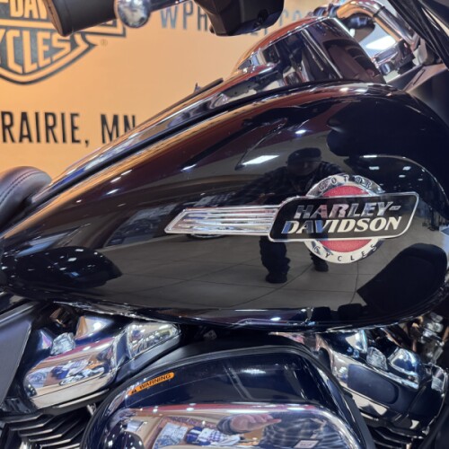 2024 Harley-Davidson® Tri Glide® Ultra Vivid Black thumb 3