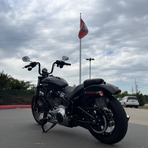 2025 Harley-Davidson® FXBB Street Bob® Vivid Black 039585 thumb 0