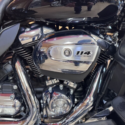 2024 Harley-Davidson® Tri Glide® Ultra Vivid Black thumb 2