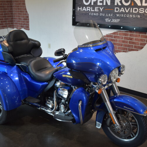 2017 Harley-Davidson® Tri Glide® Ultra Custom Colour Bonneville Blue/Fathom Blue thumb 3