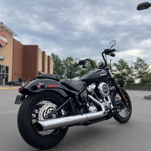 2025 Harley-Davidson® FXBB Street Bob® Vivid Black 039585 thumb 2