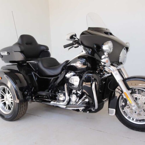 2024 Harley-Davidson® Tri Glide™ Ultra Vivid Black thumb 2