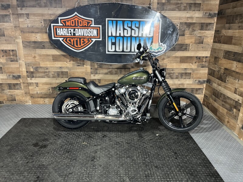 2026 Harley-Davidson® Street Bob® Olive Steel Metallic Chrome Laced Wheels