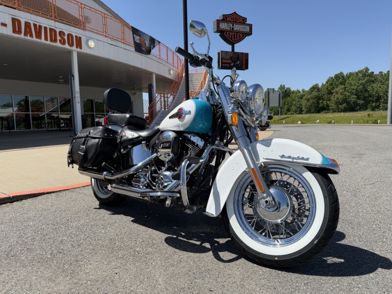 2017 Harley-Davidson® Heritage Softail® Classic Two-Tone Crushed Ice Pearl/Frosted Teal Pearl
