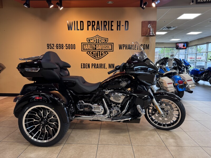 2026 Harley-Davidson® Street Glide 3 Limited Vivid Black Chrome Trim