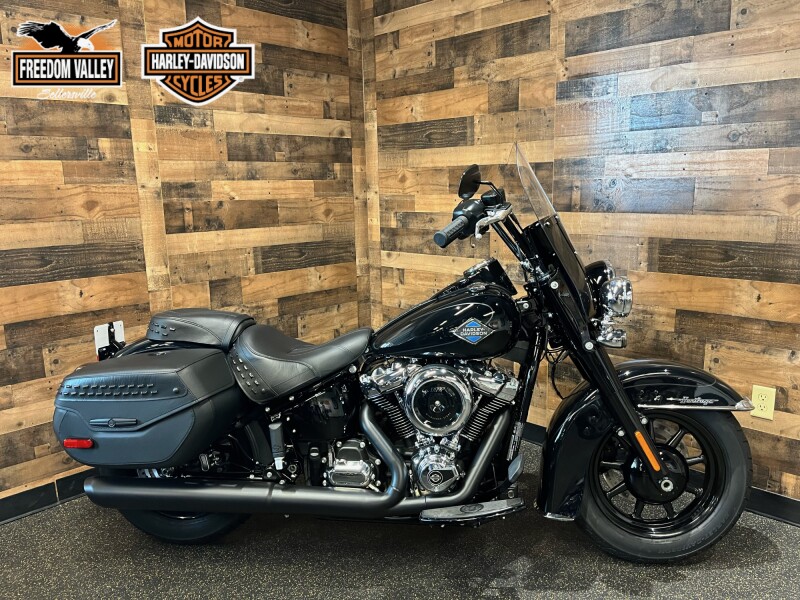 2026 Harley-Davidson® Heritage Classic Vivid Black Black Cast Wheels FLHC