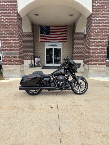 2025 Harley-Davidson® Street Glide® Midnight Firestorm - Black Finish