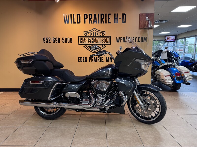 2026 Harley-Davidson® Road Glide Limited Iron Horse Metallic Chrome Trim