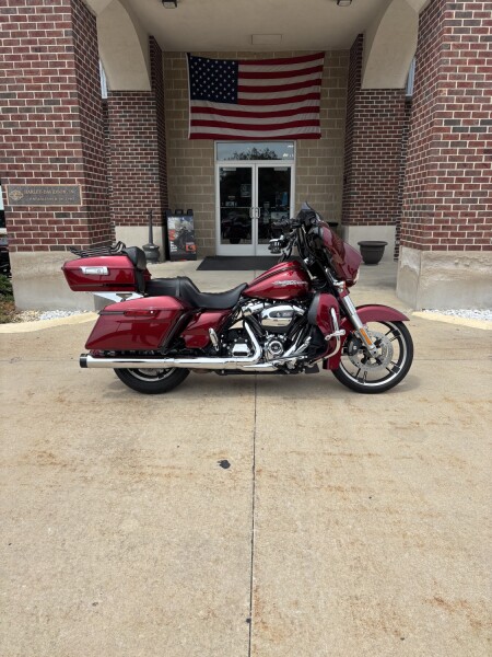 2017 Harley-Davidson® Street Glide® Special Velocity Red Sunglo