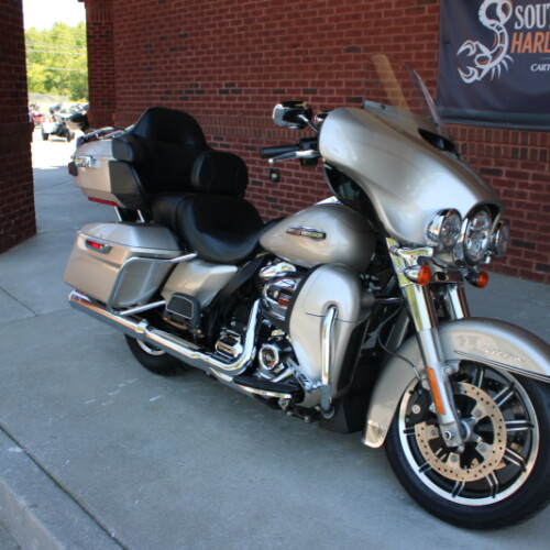 2018 Harley-Davidson® Electra Glide® Ultra Classic® Electric Blue/Silver Fortune thumb 3