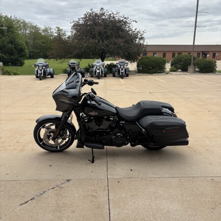 2025 Harley-Davidson® Street Glide® Midnight Firestorm - Black Finish thumb 0