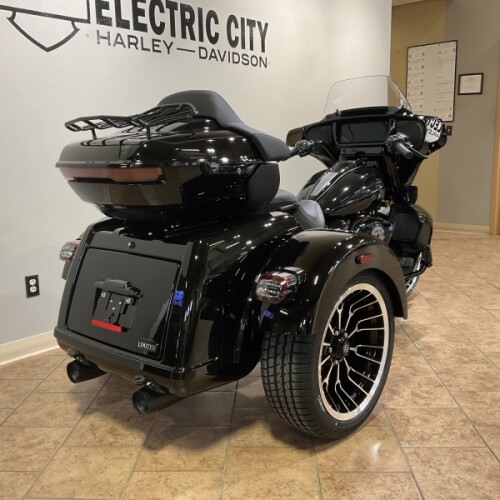 2026 Harley-Davidson® Street Glide 3 Limited Vivid Black Black Trim FLHLT thumb 0
