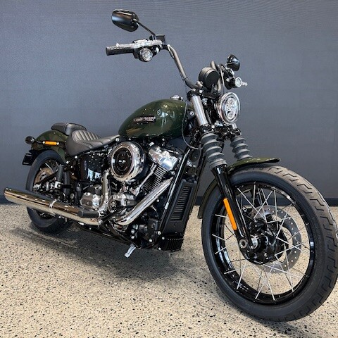 2026 Harley-Davidson® Street Bob™ Olive Steel Metallic Chrome Laced Wheels thumb 3